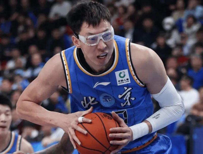 开云娱乐-周琦半场出战11分钟，投篮2中1得到3分7篮板1抢断2盖帽