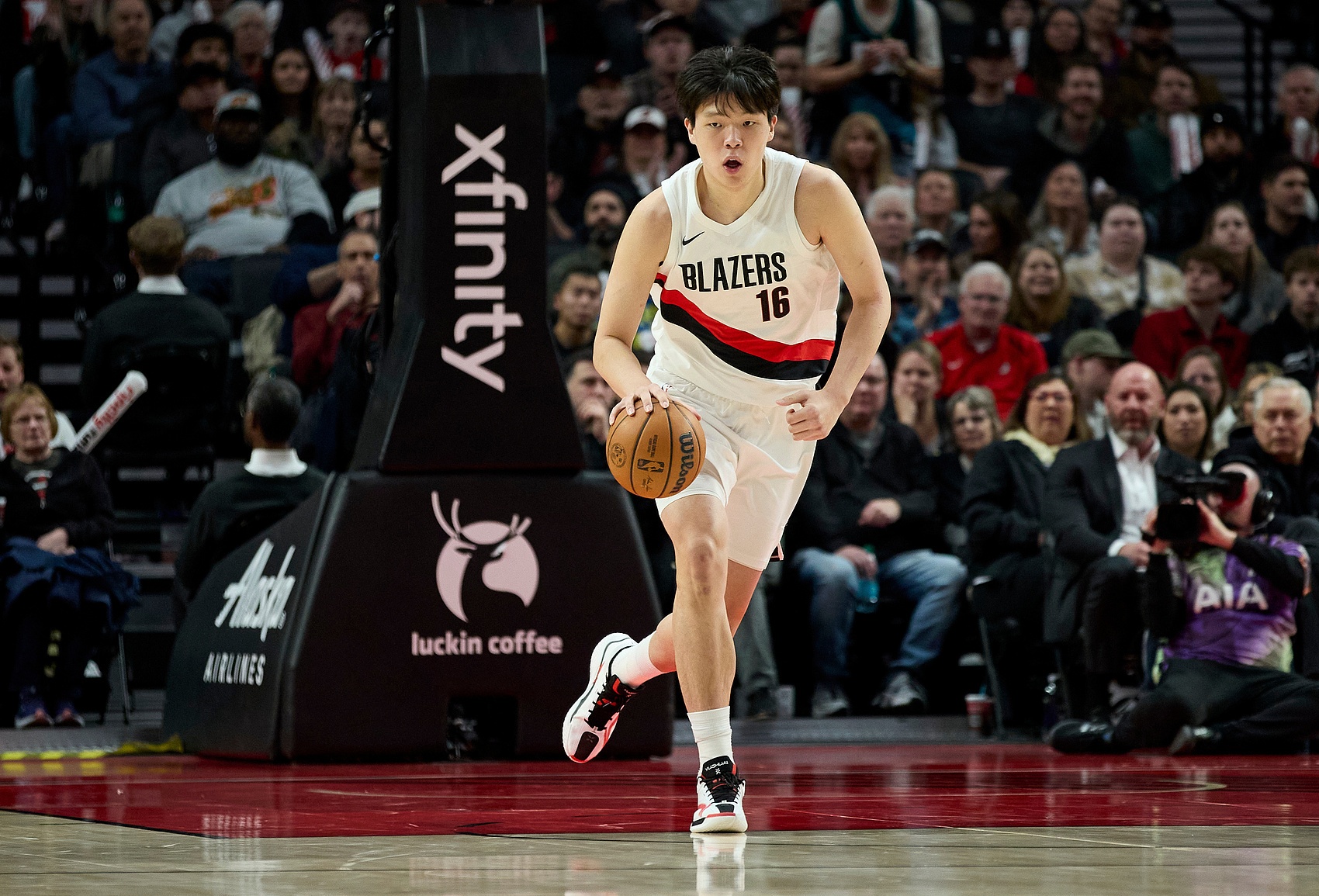 开云APP-差了一点点！杨瀚森持球强攻 但勾手打到篮筐前沿不中